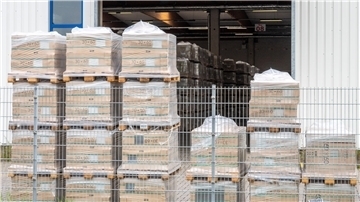Fliesen über Fliesen: Die Lager und die Fabrik im Fischereihafen sind trotz des monatelangen Produktionsstopps noch immer voll.