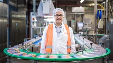 Florian Baumann ist der Leiter der Qualitätssicherung bei Frozen Fish.