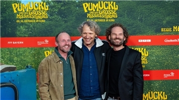 Florian Brückner (l) spielt Meister Eder, Maxi Schafroth (r) spricht den Pumuckl.