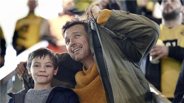 Florian David Fitz (r) als Mirco und Cecilio Andresen als Jason im Film „Wochenendrebellen“.