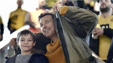 Florian David Fitz (r) als Mirco und Cecilio Andresen als Jason im Film „Wochenendrebellen“.