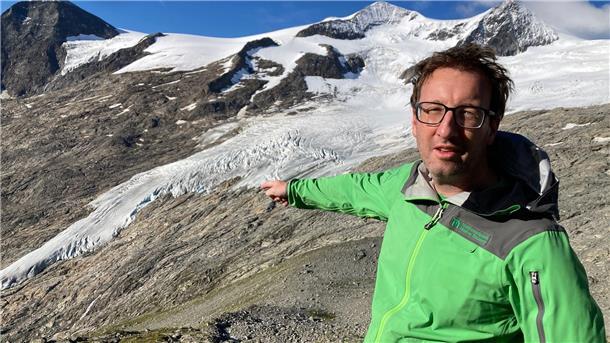 Klimakrise am Berg: Würmer fürs Hütten-Klo und Einfachheit Florian Jurgeit vom Nationalpark Hohe Tauern zeigt von der Neuen Prager Hütte auf den inzwischen weit entfernten Gletscher.