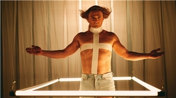 Florian Lukas in einer Szene aus der Serie "Messiah Superstar".