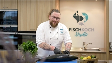 Florian Neumann im Fischkochstudio.