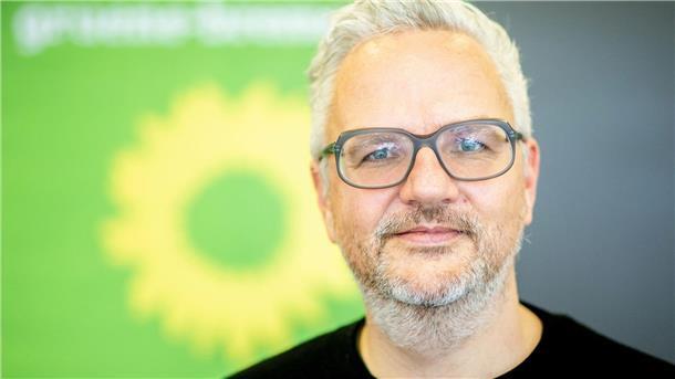 Grünen-Co-Chef kündigt Reaktion der Partei an Florian Pfeffer (Grüne) spricht.