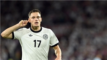 Florian Wirtz jubelt nach seinem Freistoßtor. 