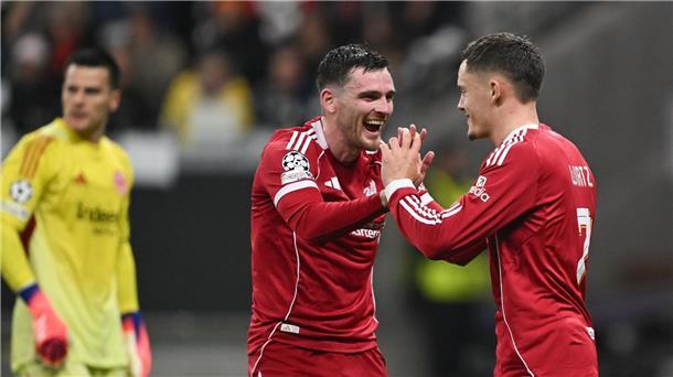 Florian Wirtz (r) freute sich mit Liverpool über gleich fünf Tore gegen Frankfurt.