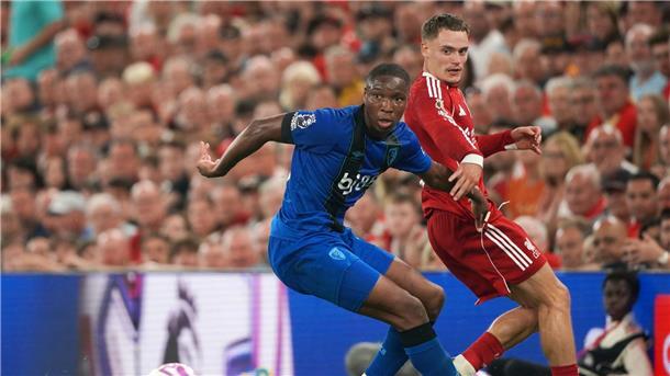 Wirtz über Atmosphäre in Liverpool: „Das lässt keinen kalt“ Florian Wirtz (r) hat über seine ersten Erfahrungen beim FC Liverpool berichtet.