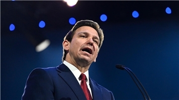 Floridas Gouverneur Ron DeSantis spricht während einer Festveranstaltung.