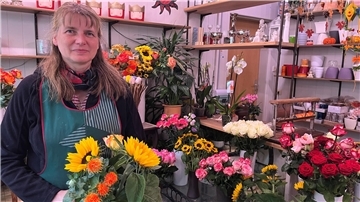 Der nächste Familienbetrieb in Bremerhaven schließt endgültig zu Frau im Blumengeschäft mit Sonnenblumen