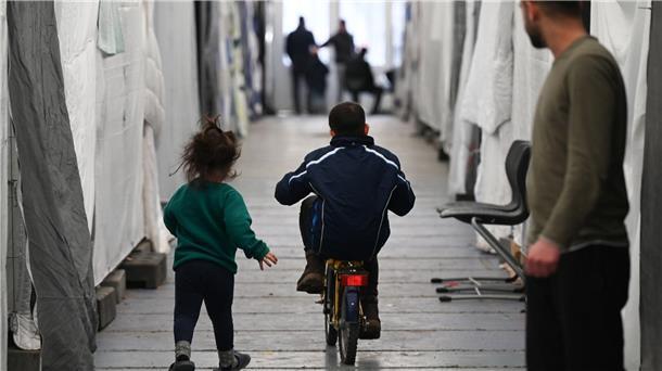 Flüchtlinge in einem der Zelte einer provisorischen Flüchtlingsunterkunft in Bensheim.