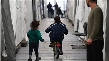 Flüchtlinge in einem der Zelte einer provisorischen Flüchtlingsunterkunft im hessischen Bensheim.