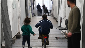 Flüchtlinge in einem Zelt einer provisorischen Flüchtlingsunterkunft in Hessen.