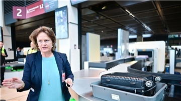 Flughafenchefin Aletta von Massenbach stellt neue CT-Scanner am Flughafen BER vor. 