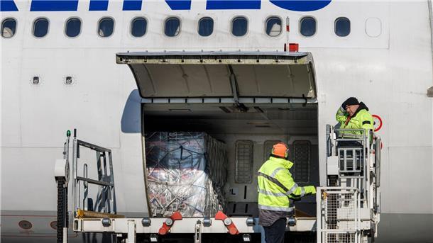 Ein Land im Schock - Bangen und Flehen in der Türkei Flughafenmitarbeiter laden auf dem BER-Rollfeld Paletten mit Hilfsgütern für die Türkei in ein Flugzeug der türkischen Fluggesellschaft Türkish Airlines.