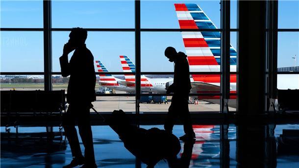 Flugreisende am Ronald Reagan Washington National Airport, im Hintergrund: Maschinen der der Fluggesellschaft American Airlines.