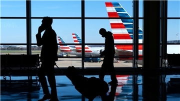 Flugreisende am Ronald Reagan Washington National Airport, im Hintergrund: Maschinen der der Fluggesellschaft American Airlines.