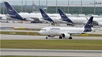 Lufthansa-Flieger muss wegen „renitentem Passagier“ umdrehen Flugzeug muss wegen „renitentem Passagier“ Notlanden. (Archivbild)