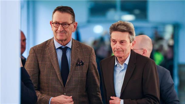 Förderspritze für Elektroautos? Scholz sieht Brüssel am Zug Ford-Geschäftsführer Marcus Wassenberg (l) und SPD-Bundestagsfraktionschef Rolf Mützenich (SPD) bei der Betriebsversammlung am Standort Köln.