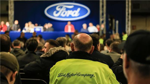 Ford-Jobabbau: Betriebsrat bangt um Zukunft des Standorts Ford-Mitarbeiter warten auf den Beginn der Betriebsversammlung.
