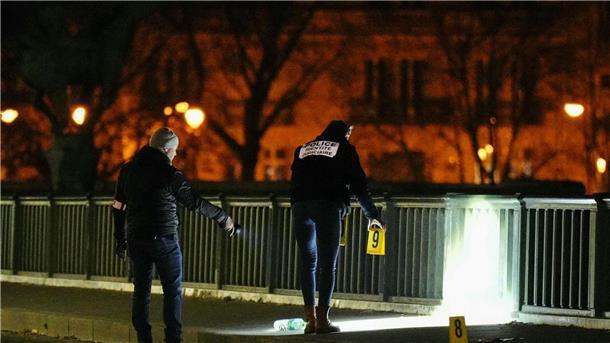Deutscher bei mutmaßlicher Terror-Attacke in Paris getötet Forensiker der Polizei sind am Tatort einer Messerstecherei im Einsatz. Ein mutmaßlicher Islamist hat in Paris einen deutschen Touristen getötet.
