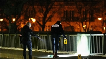 Forensiker der Polizei sind am Tatort einer Messerstecherei im Einsatz. Ein mutmaßlicher Islamist hat in Paris einen deutschen Touristen getötet.