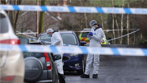 Nordirland: Schüsse auf Polizisten als Terror eingestuft Forensische Ermittler am Tatort im Einsatz.