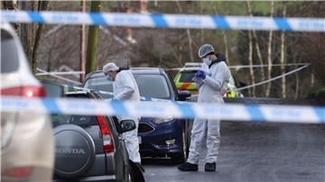 Forensische Ermittler am Tatort im Einsatz.