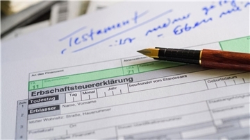 Formular für die Erbschaftsteuererklärung. Viele Familienunternehmen fürchten bei einer Übergabe der Firma an die nächste Generation starke Belastungen durch die Erbschaftsteuer.