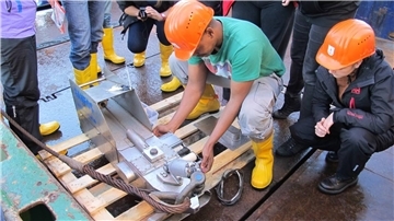 Forschung ist ein Grund zu feiern: Ein CPR (Continuous Plankton Recorder) wird vorbereitet.
