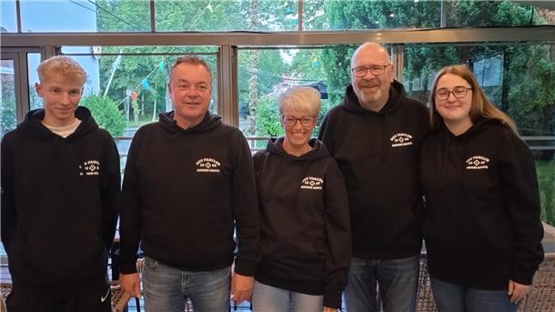 Der neue Vorstand des HSV-Fanclubs (von links): Jugendwart Valentin Grabhorn- Vorsitzender Jochen Spekker- Kassenwartin Simone Kloppenburg- Stellv. Vorsitzende Udo Lienemann- Schriftführerin Kathrin Mielke