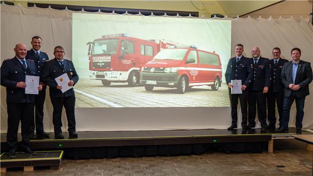 Foto: von links nach rechts: Christian Oltmanns, Damian Siegel (stellv. Ortsbrandmeister), Thomas Herter, Tjorven Siegel (Ortsbrandmeister), Stefan Hobbie (Gemeindebrandmeister), Ralf Hoyer (Kreisbrandmeister), Axel Linneweber (Bürgermeister). 