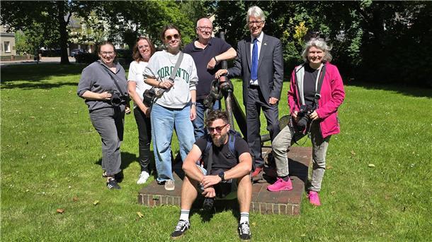 Gruppenbild der Fotografinnen und Fotografen, die für eine Fotoausstellung über Brake und das polnische Darlowo Material zusammengestellt haben. Bei ihnen Brakes Bürgermeister Michael Kurz.