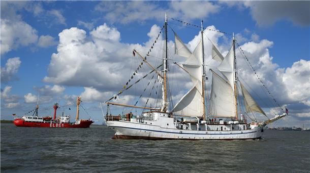 Die schönsten Bilder von der herrlichen Schiffs-Parade Fotografen-Lieblinge: Das Feuerschiff "Bürgermeister O'Swald II" und die "Großherzogin Elisabeth".