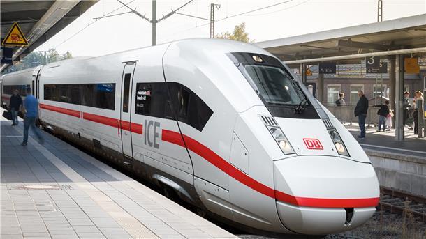 Ein ICE steht auf dem Gleis am Bahnhof.