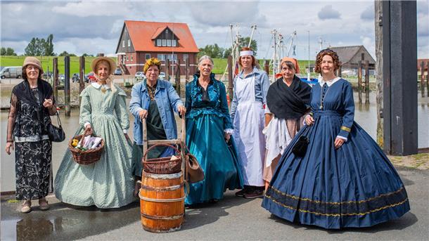 Fotoshooting an der Hafenkante: Die Gästeführerinnen haben sich für die Kreiszeitung in die wunderbaren Kostüme gehüllt, in denen sie sich erstmals bei der Kutterregatta unters Volk mischen werden.
