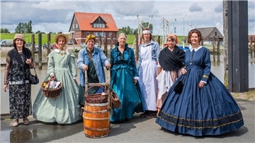 Fotoshooting an der Hafenkante: Die Gästeführerinnen haben sich für die Kreiszeitung in die wunderbaren Kostüme gehüllt, in denen sie sich erstmals bei der Kutterregatta unters Volk mischen werden.
