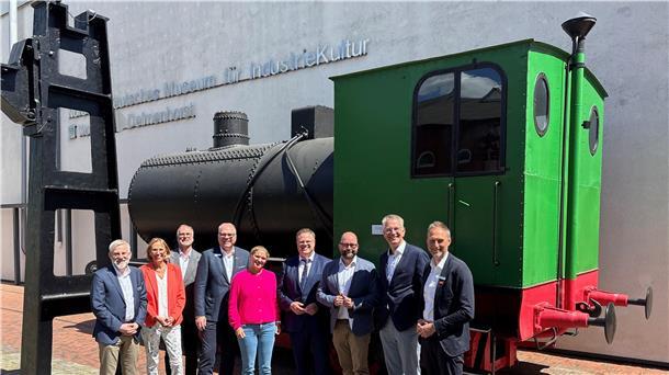 Auch Wesermarsch profitiert: LzO-Stiftungen helfen 380 Institutionen Eine Gruppe von Erwachsenen stehen vor einer alten Lokomotive.