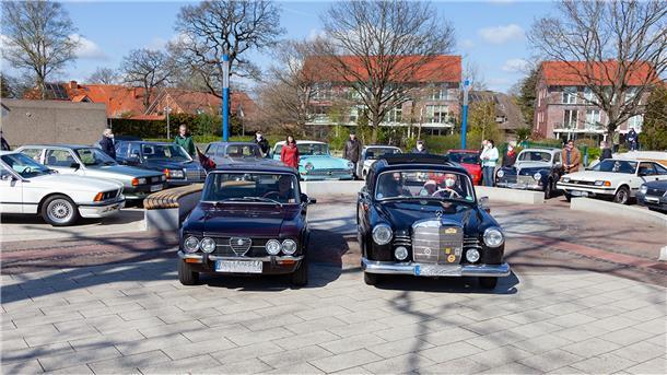Fototermin mit Abstand: Die Mitglieder des Vereins RetroCarsNord hatten vorab die Erlaubnis für die kurzzeitige Nutzung des Bohlenplatzes in Schiffdorf eingeholt.