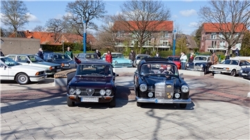 Fototermin mit Abstand: Die Mitglieder des Vereins RetroCarsNord hatten vorab die Erlaubnis für die kurzzeitige Nutzung des Bohlenplatzes in Schiffdorf eingeholt.