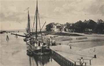 Frachtschiffe löschten im Fedderwardersieler Hafen unter anderem Baumaterial. Das Bild muss nach 1850 entstanden sein, denn es stehen bereits die Häuser auf dem Flügeldeich.