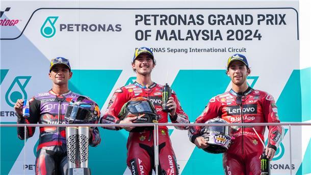 Nach Unwettern in Valencia: MotoGP-Finale in Barcelona Francesco Bagnaia (M) und Jorge Martin (l) kämpfen um den WM-Titel in der MotoGP-Serie.