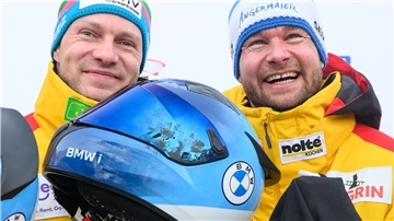 Francesco Friedrich (l) hat einmal mehr den Gesamtweltcup im Zweierbob gewonnen. 