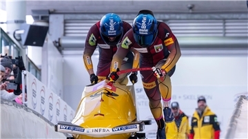 Francesco Friedrich und Alexander Schüller verbessern ihren eigenen Bahnrekord und gewinnen in Winterberg.