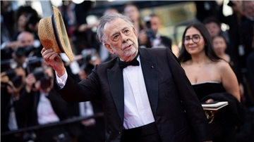 Francis Ford Coppola stellt seinen Film „Megalopolis“ in Cannes vor.