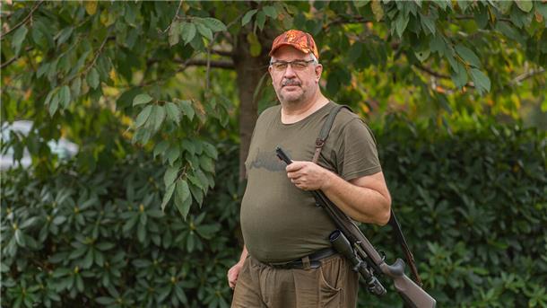 Ein Jäger mit Gewehr. 