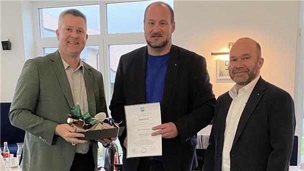 Frank Berghorn (links) wurde von Martin Vogt (Mitte) und Matthias Rinas aus dem Wasser- und Abwasserverband Wesermünde Nord verabschiedet.
