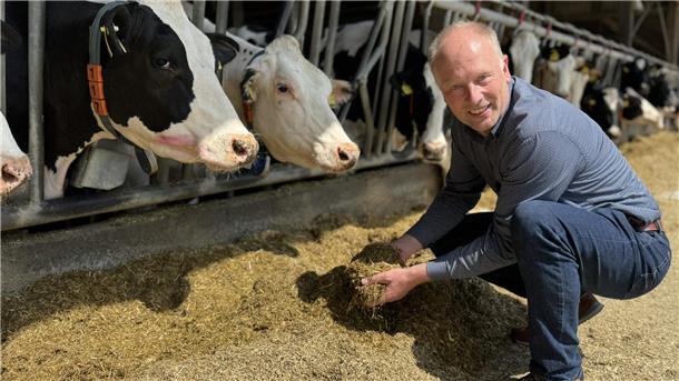 Ein Mann in einem Stall mit Kühen. Frank Cordes vom Reeßumer Milchhof ist Landwirt mit Herz und Seele. Sein Engagement und sein analytischen Denken wird von Lukas Runnebaum von der Hochschule Osnabrück sehr geschätzt.