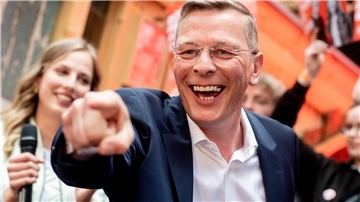 Mann zeigt auf jemanden