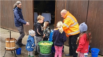 Frank Ortgies (rechts) presste beim letzten Erntetag des Landfrauenvereins Donnern und Umgebung mit Kindern frischen Saft zum Probieren aus Äpfeln. Ähnliche Aktionen soll es auch in diesem Jahr geben
